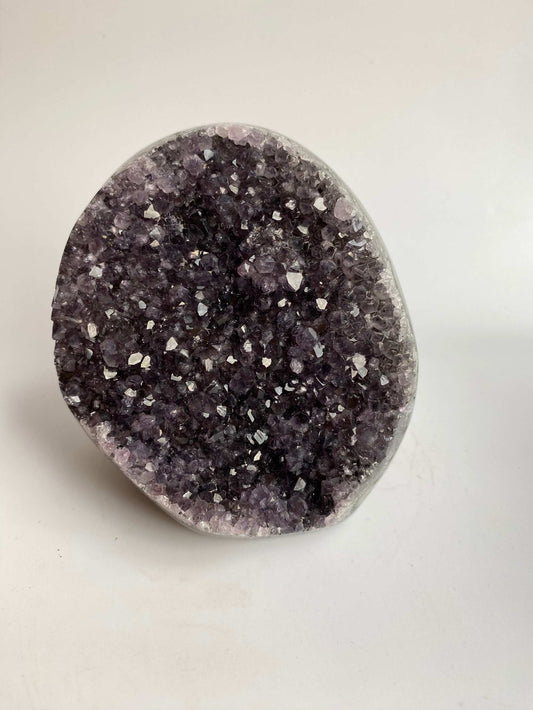 Geoda din ametist cu cristale violet intense, piatra semipretioasa naturala