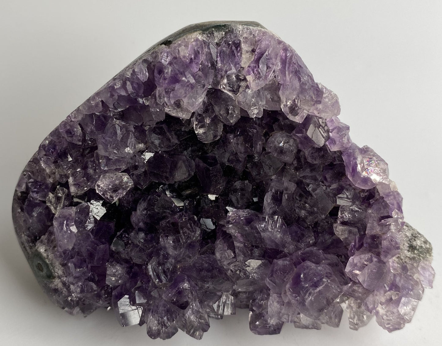 Fragment geoda din cristal de ametist pe fundal alb