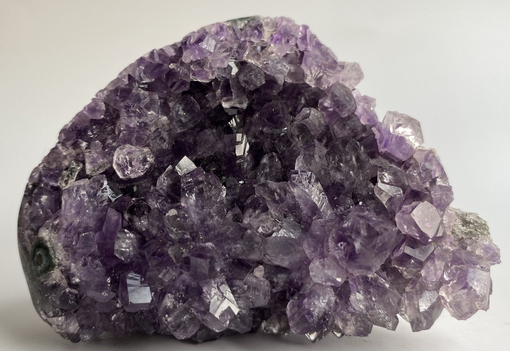 Fragment geoda de 9.6cm din piatra semipretioasa de ametist pe fundal alb