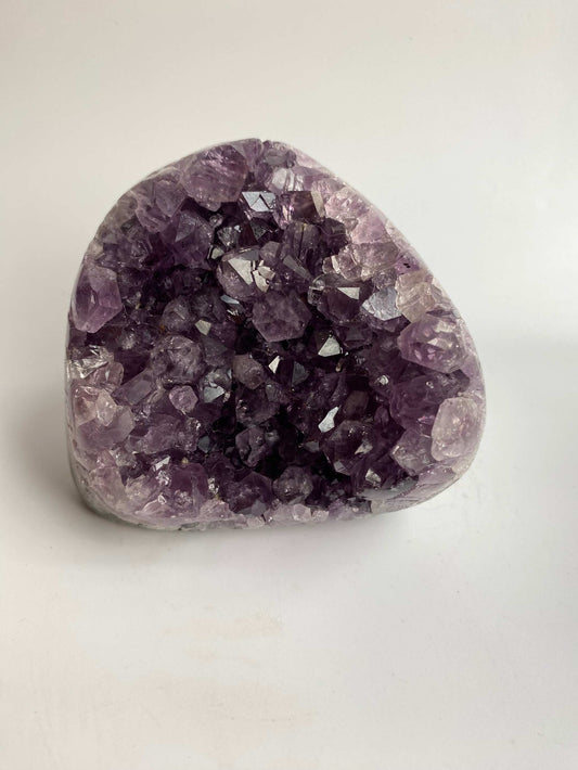 Geoda din Ametist cu cristale violet semipretioase pe fundal alb