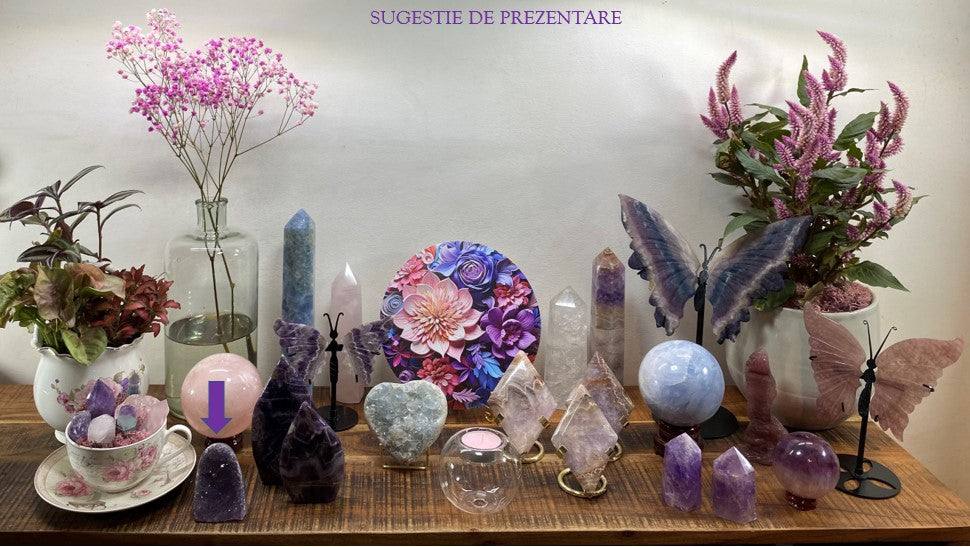 Geoda din Ametist piatra semipretioasa pe masa cu alte cristale si flori decorative