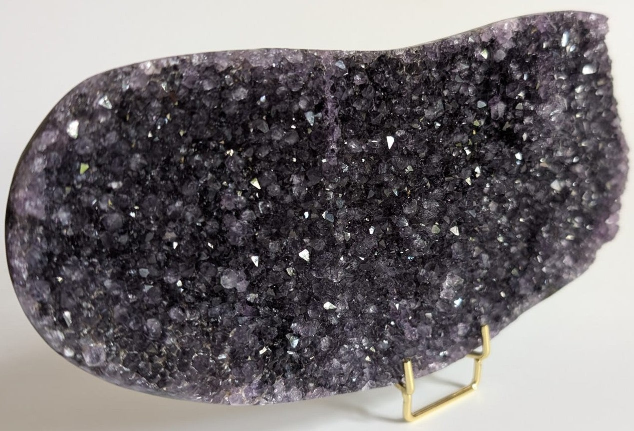 Fragment geoda de 20.5cm din piatra semipretioasa de ametist pe suport metalic cu fundal alb