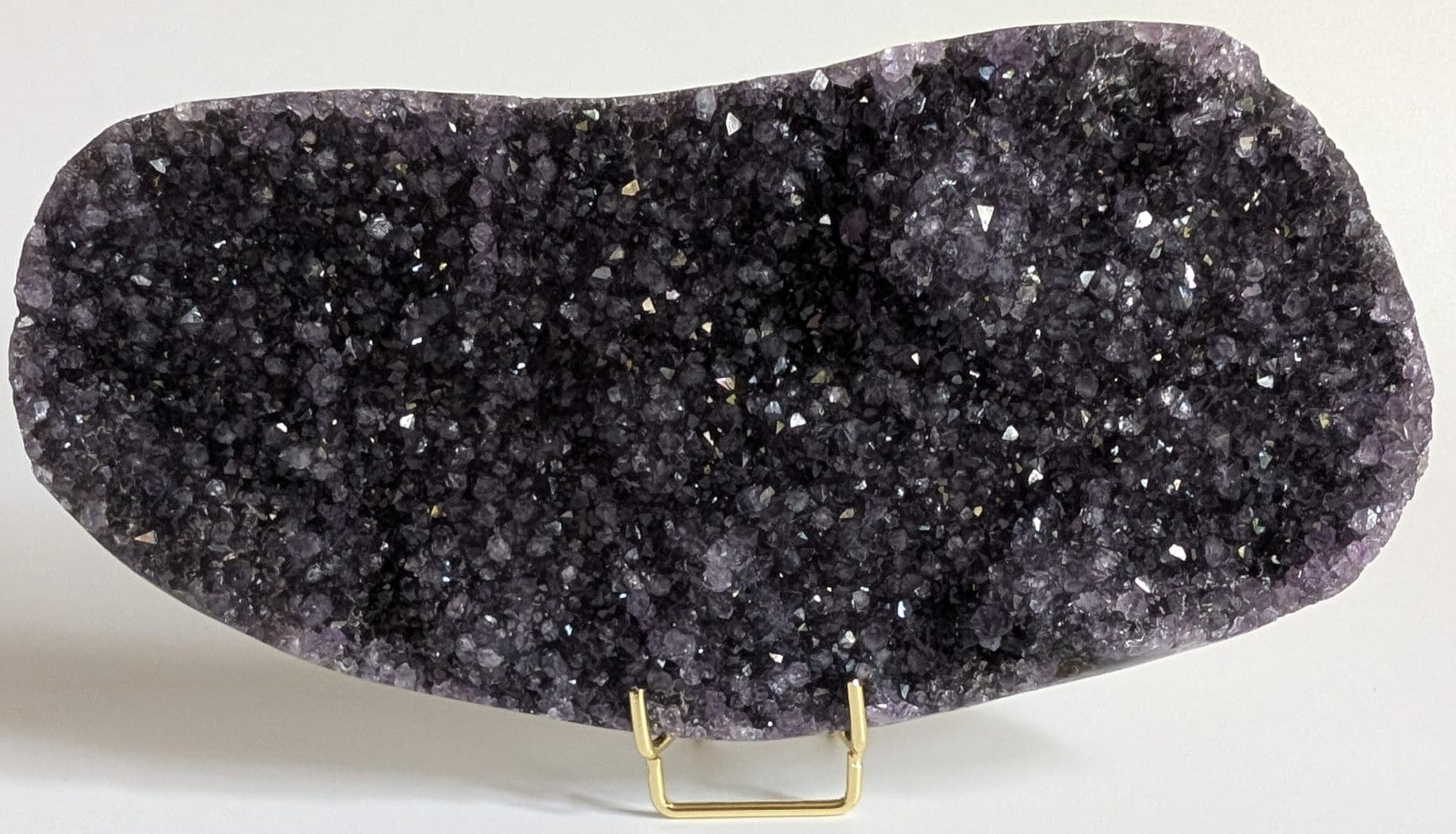 Fragment geoda de 20.5cm din cristal de ametist pe suport metalic cu fundal alb