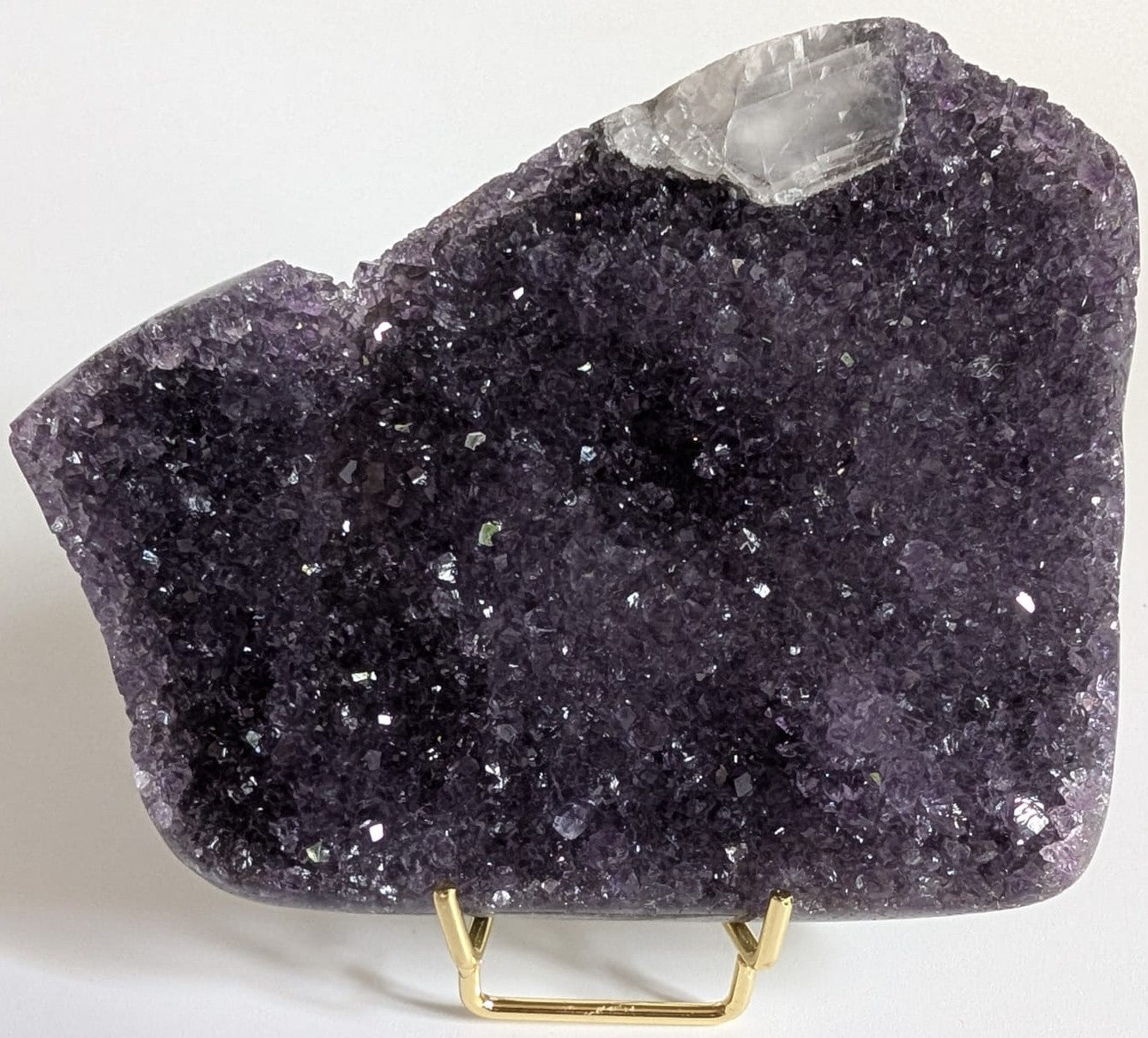 Fragment geoda de 10.8cm din piatra semipretioasa de ametist pe suport metalic pe fundal alb