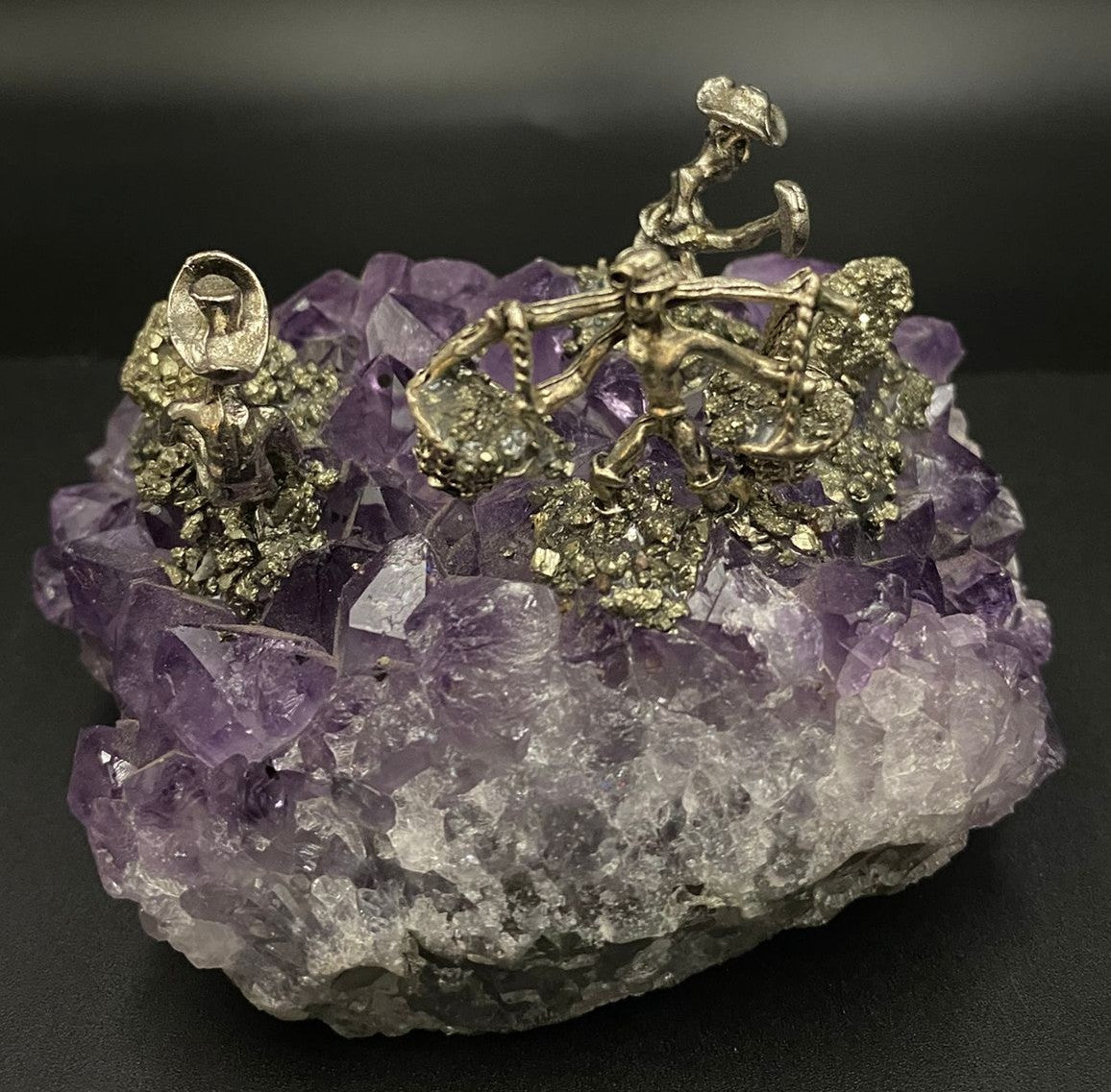 Geoda ametist 9cm cu miniaturi metalice mineri sculptati decorativa piatra semipretioasa