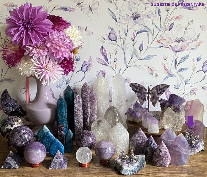 Geode ametist cu miniaturi metalice de mineri pe masa decorativa cu flori si cristale diverse