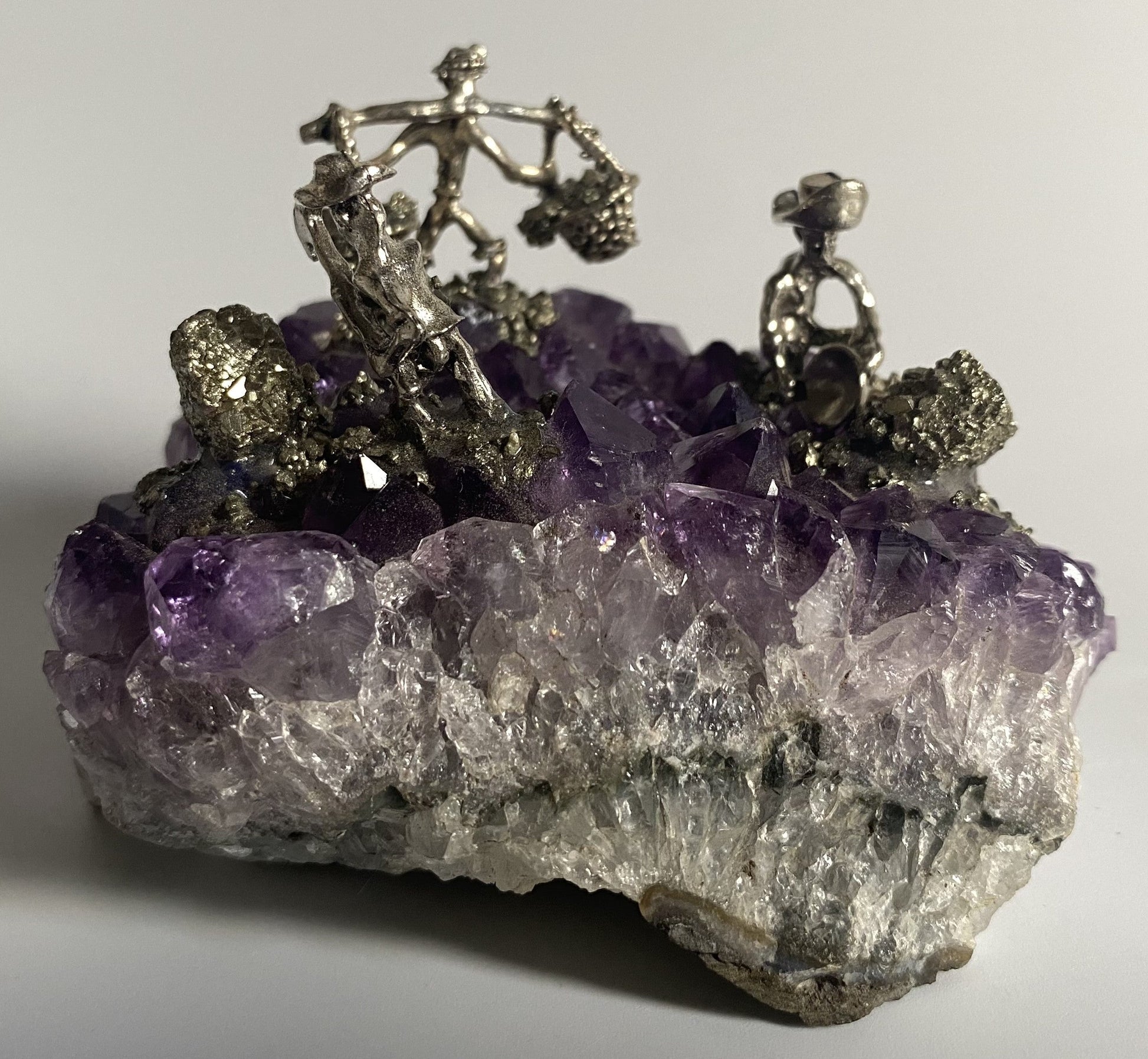 Geoda ametist 9cm cu miniaturi metalice decorativa minerit