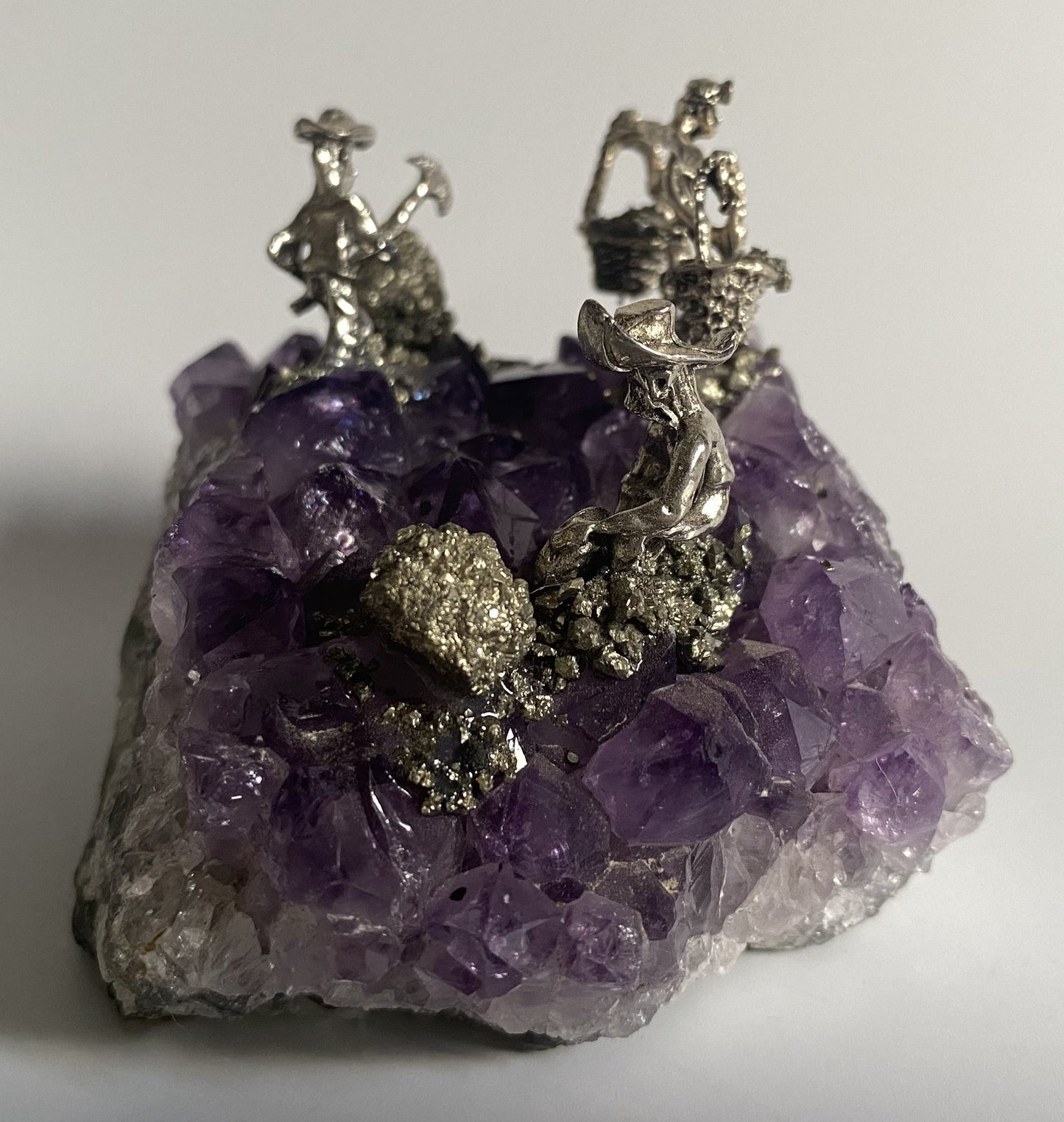 Geoda ametist cu miniaturi metalice mineri decorativa 9cm piatra semipretioasa