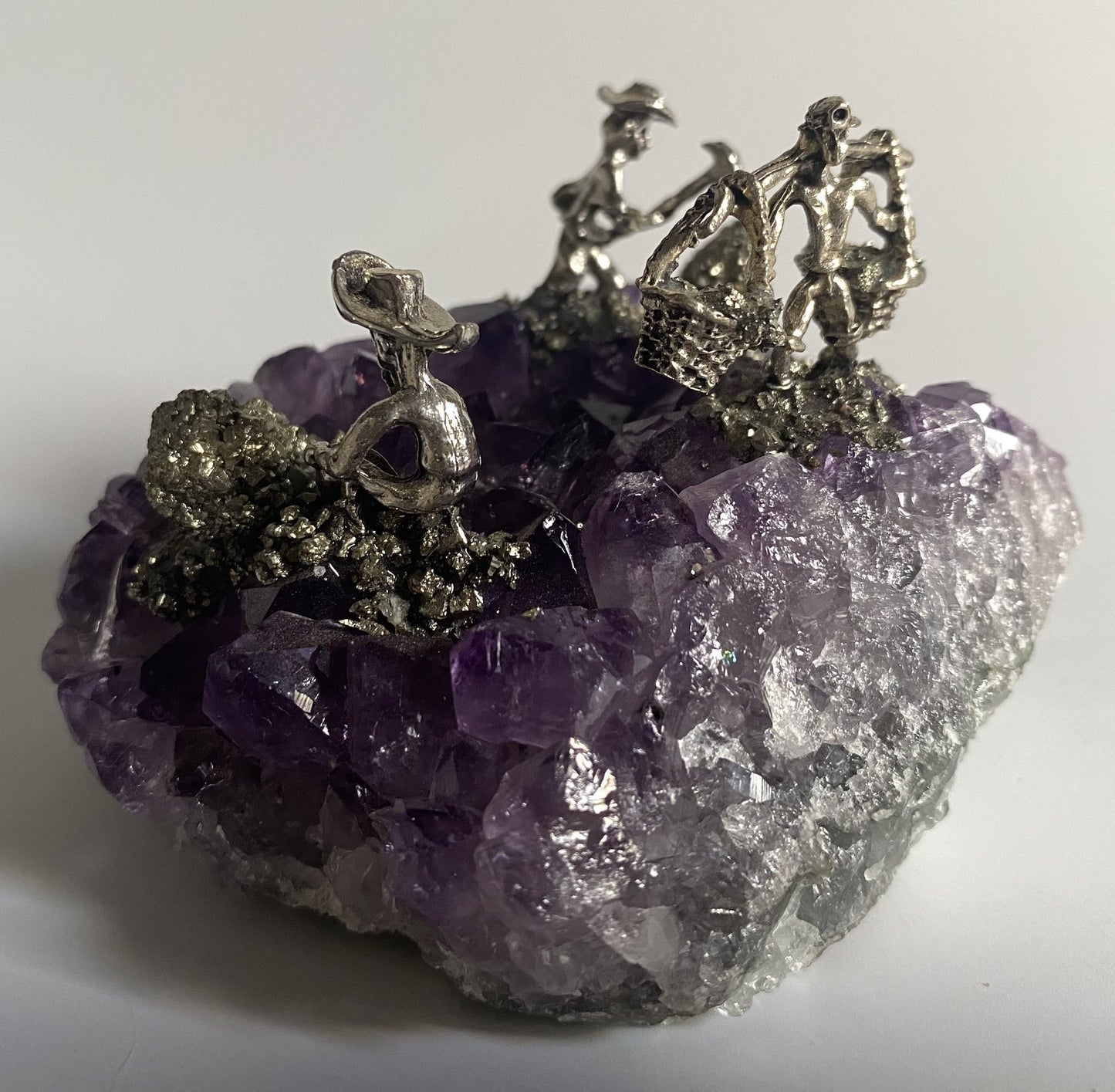 Geoda ametist decorativă cu miniaturi metalice de mineri pe cristal natural de 9cm