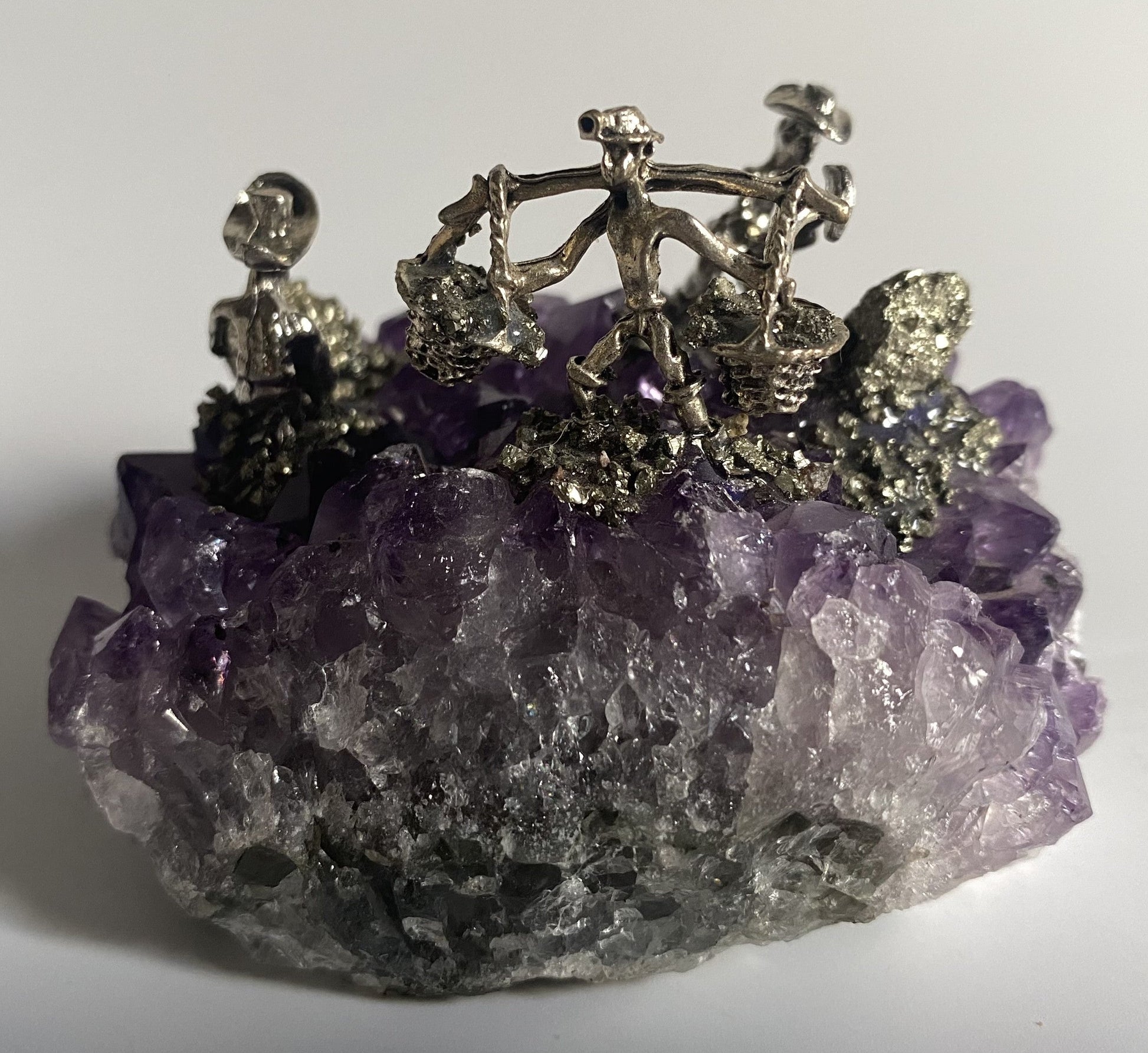 Geoda ametist cu miniaturi metalice de mineri decorativi