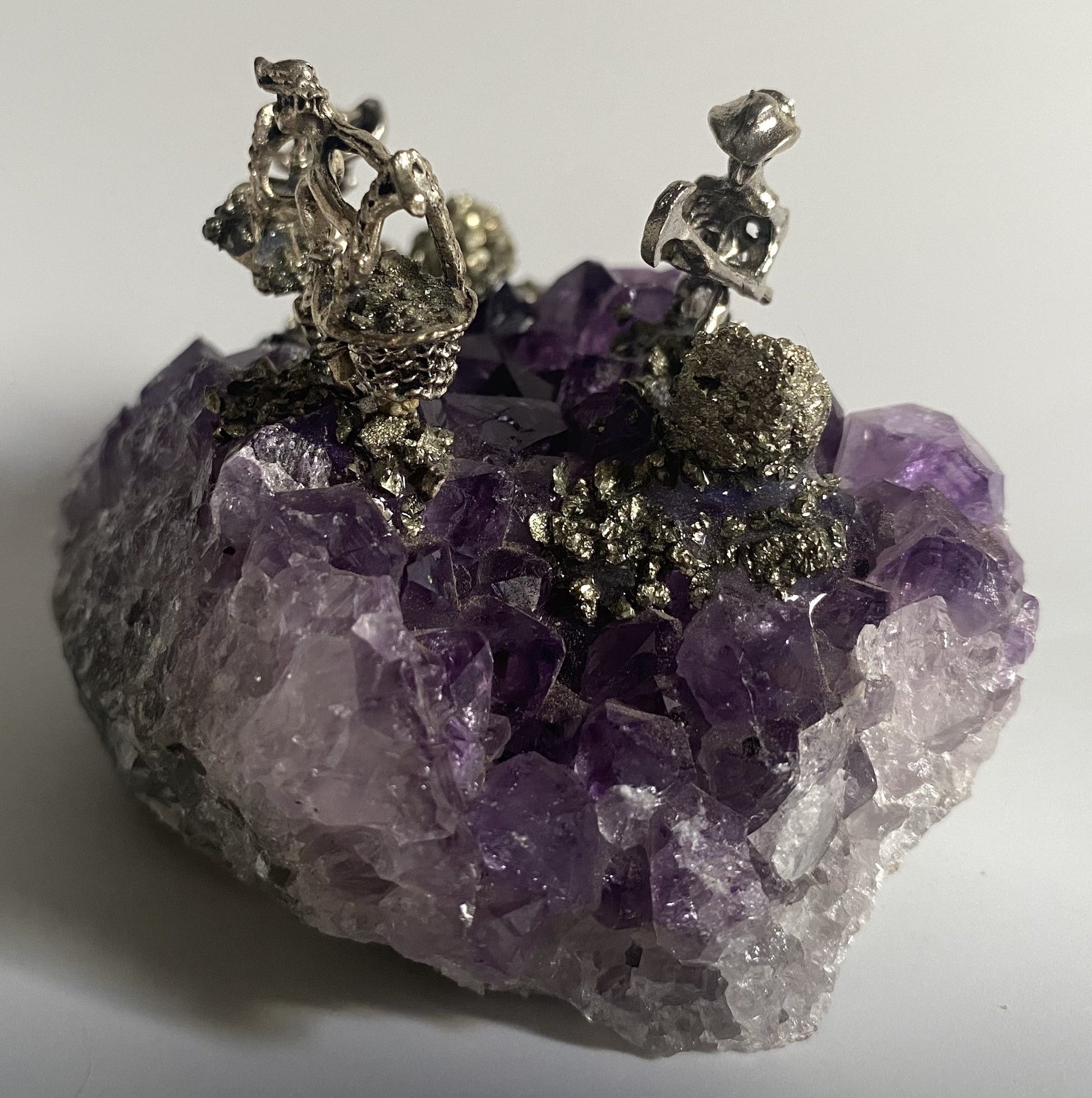 Geoda ametist cu miniaturi metalice miniaturale de mineri pe piatra semipretioasa decorativa