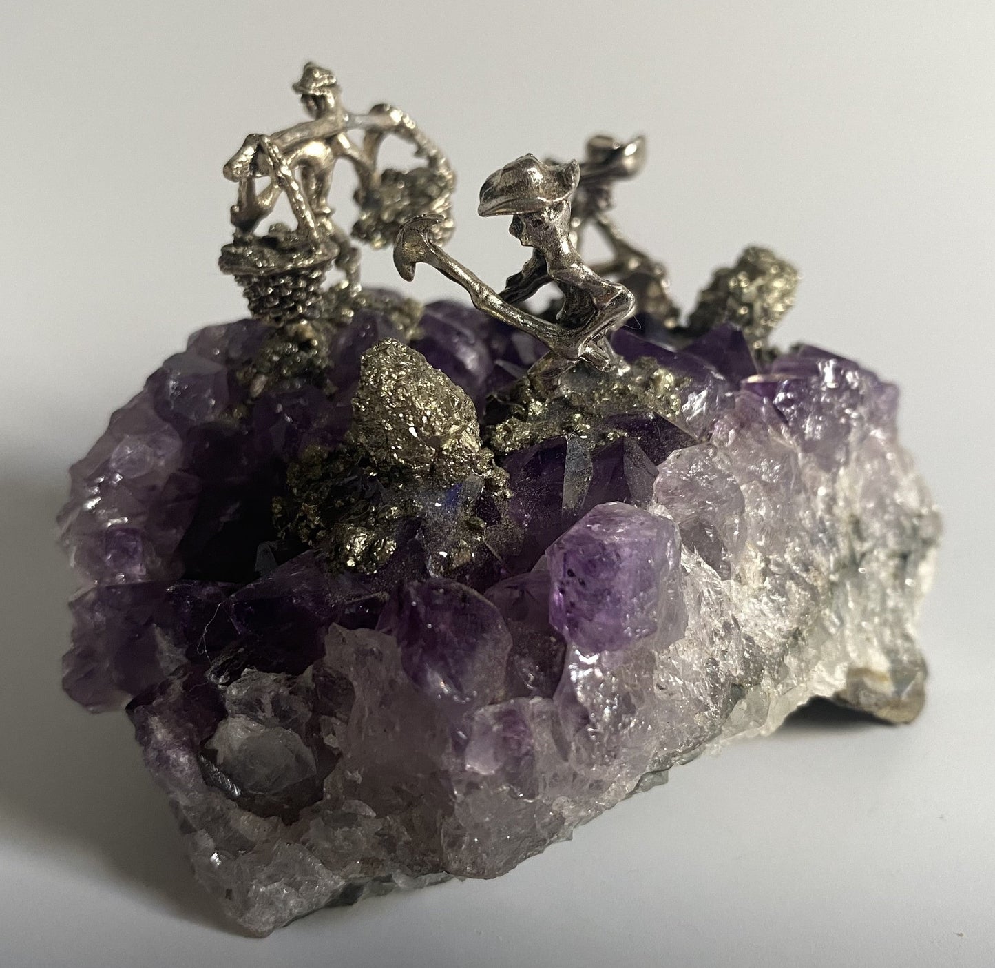 Geoda ametist cu miniaturi metalice de mineri decorativa