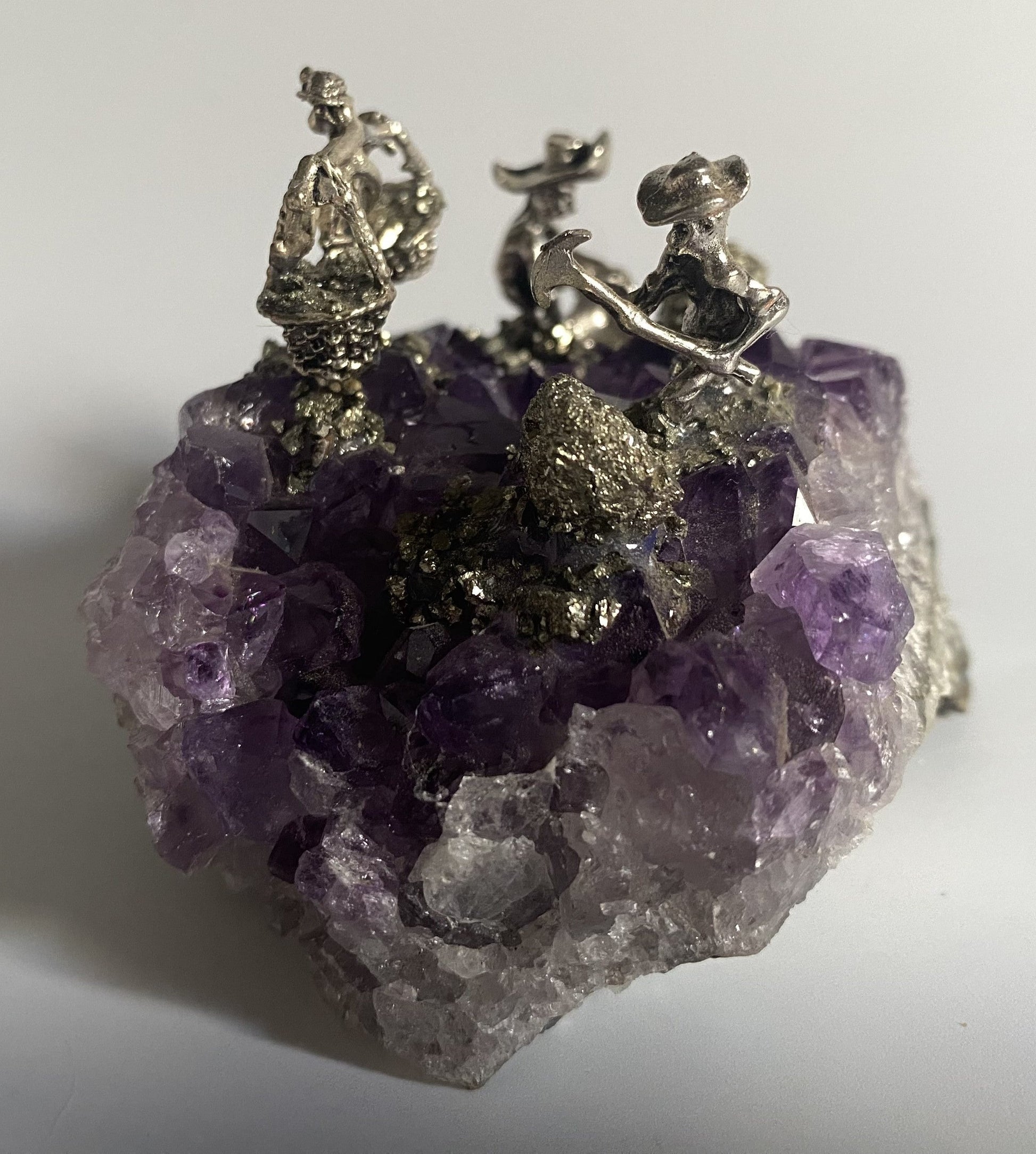 Geoda ametist de 9 cm cu miniaturi metalice de mineri decorativi