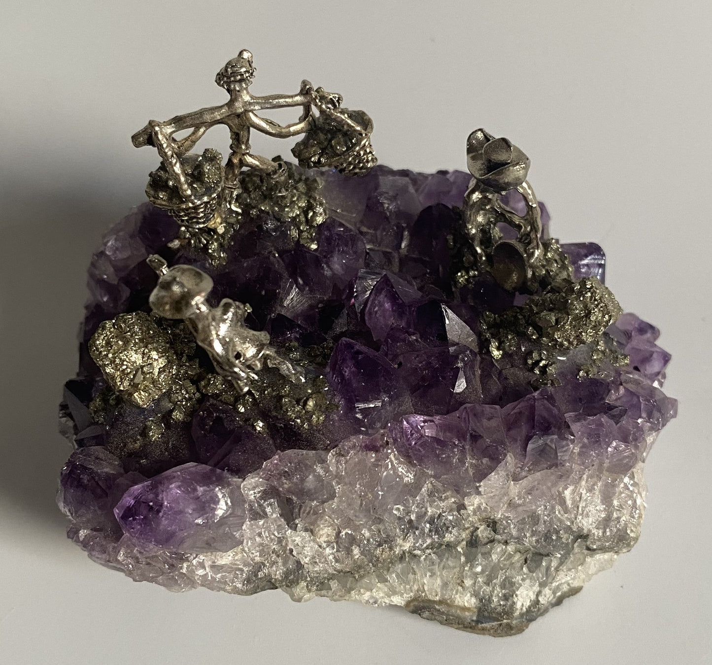 Geoda ametist 9cm cu miniaturi metalice de mineri decorativa piatra semipretioasa