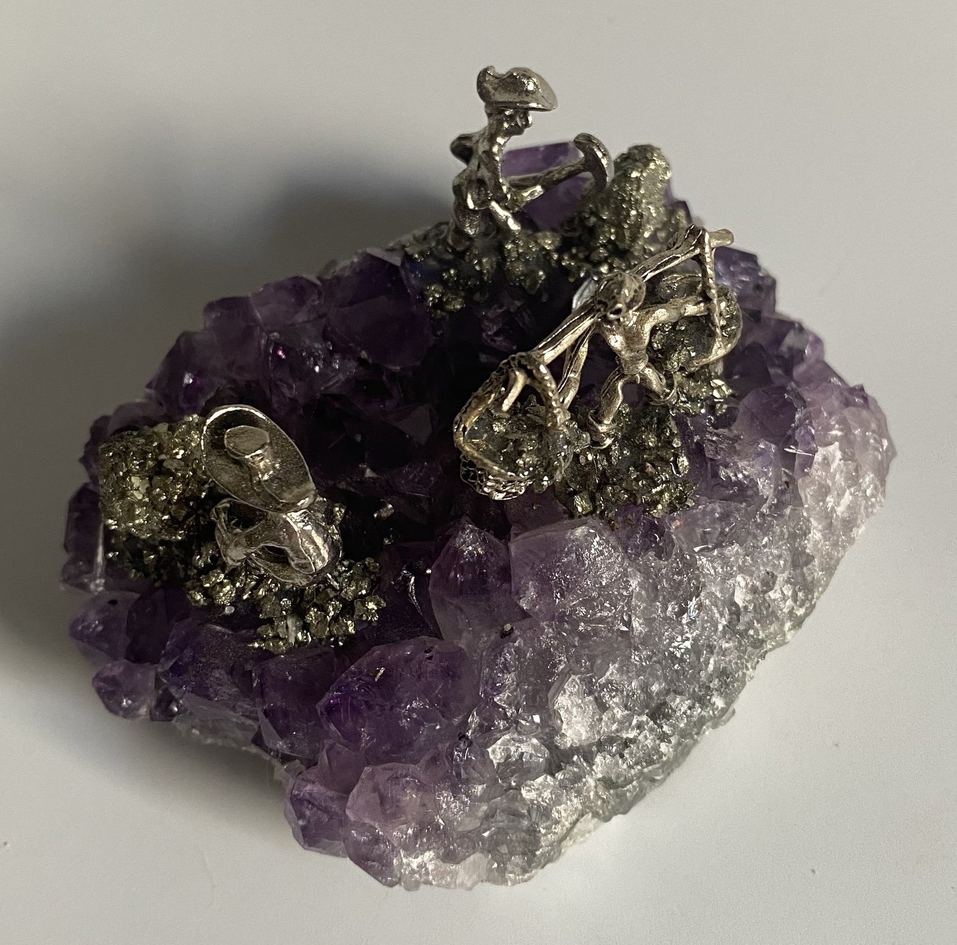 Geoda ametist cu miniaturi metalice de mineri decorativa piatra semipretioasa 9cm