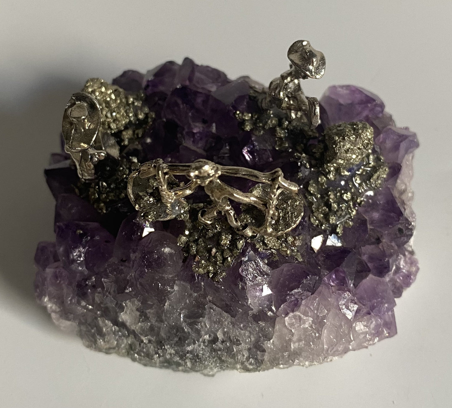 Geoda ametist 9cm cu miniaturi metalice de mineri decorativa piatra semipretioasa