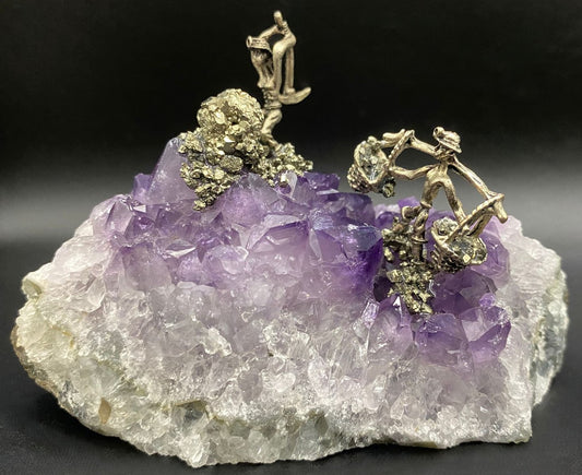 Geoda cu miniaturi din piatra semipretioasa de ametist pe fundal negru