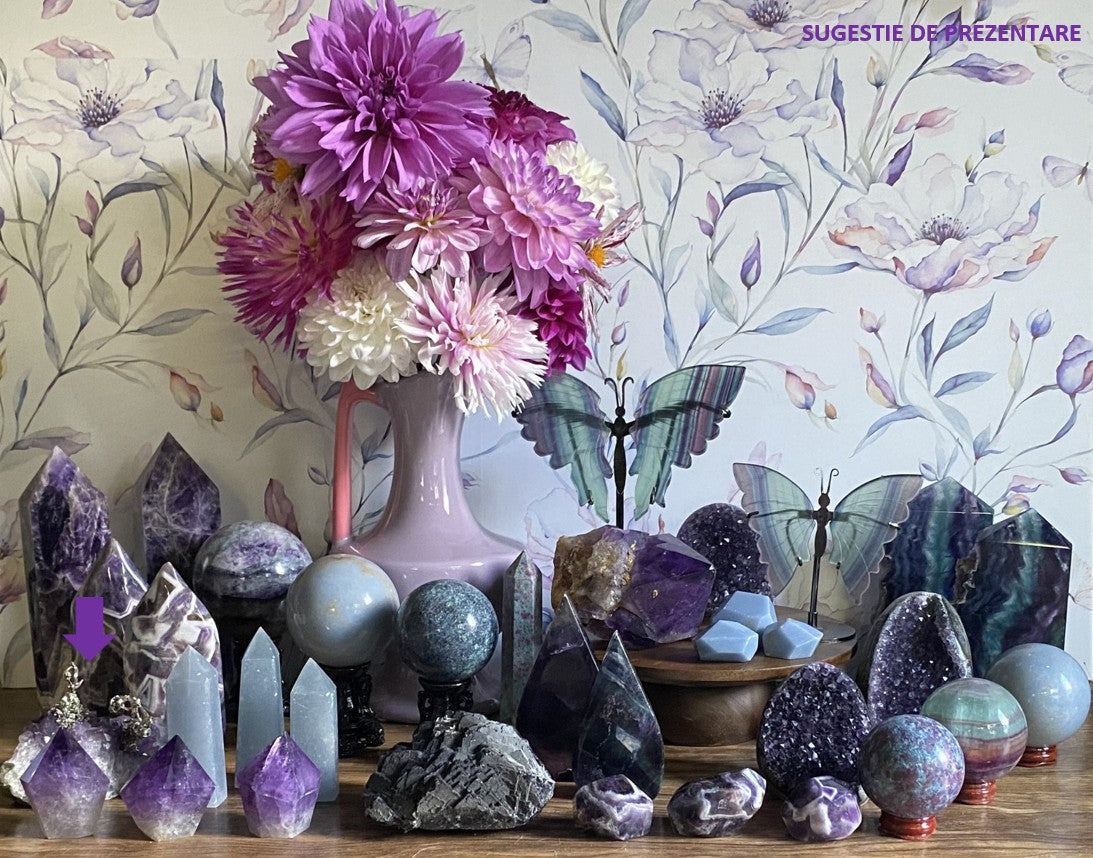 Decor cu geoda cu miniaturi din piatra semipretioasa de ametist cu vaza cu dalii