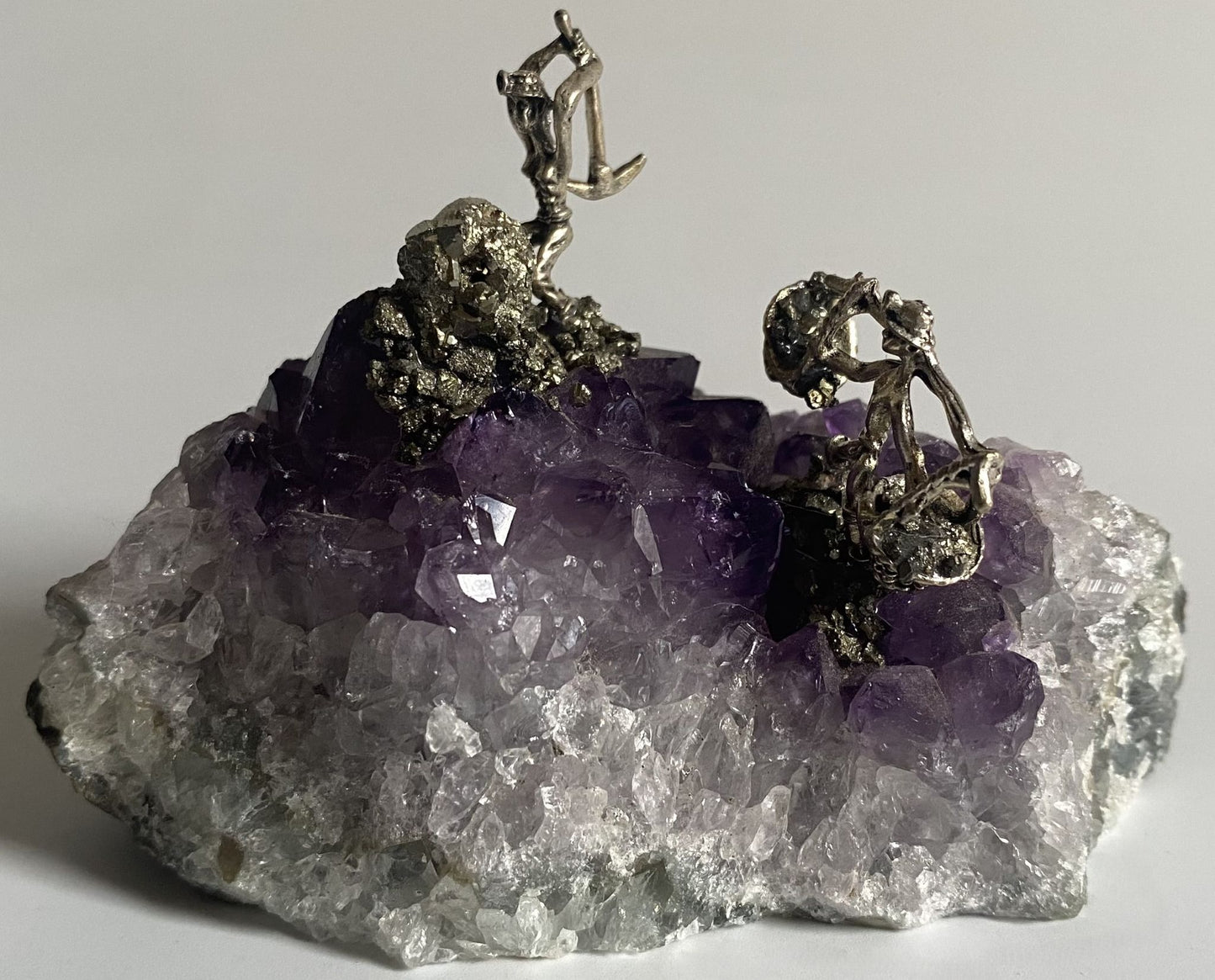 Geoda cu miniaturi din piatra semipretioasa de ametist pe fundal alb