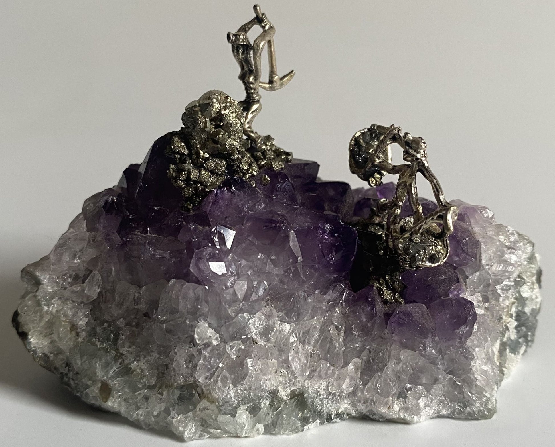 Geoda cu miniaturi din piatra semipretioasa de ametist pe fundal alb