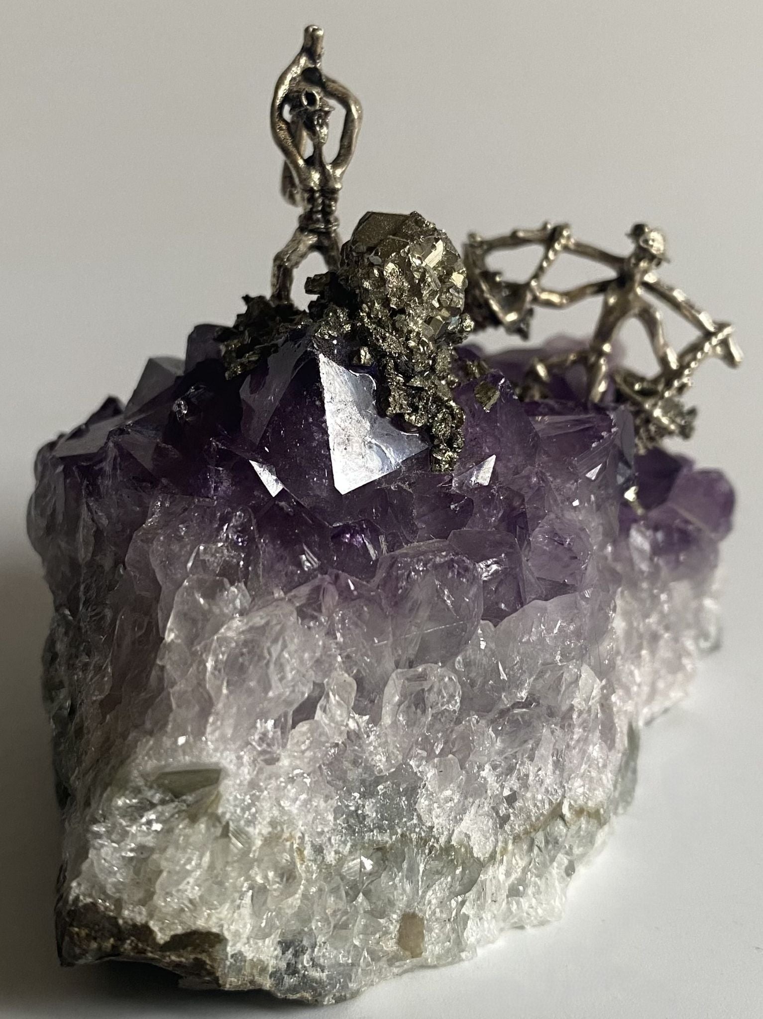 Geoda cu miniaturi din cristal de ametist pe fundal alb