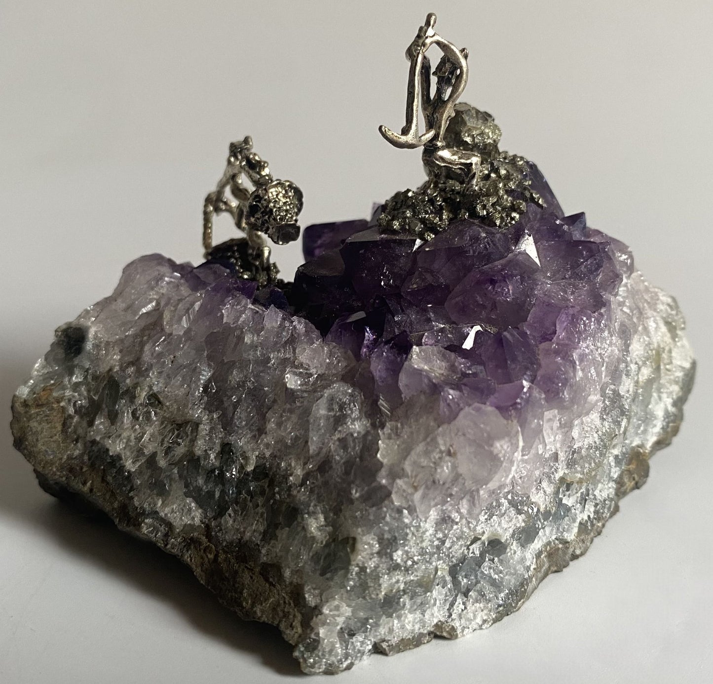 Geoda cu miniaturi de 11.3cm din piatra semipretioasa de ametist pe fundal alb