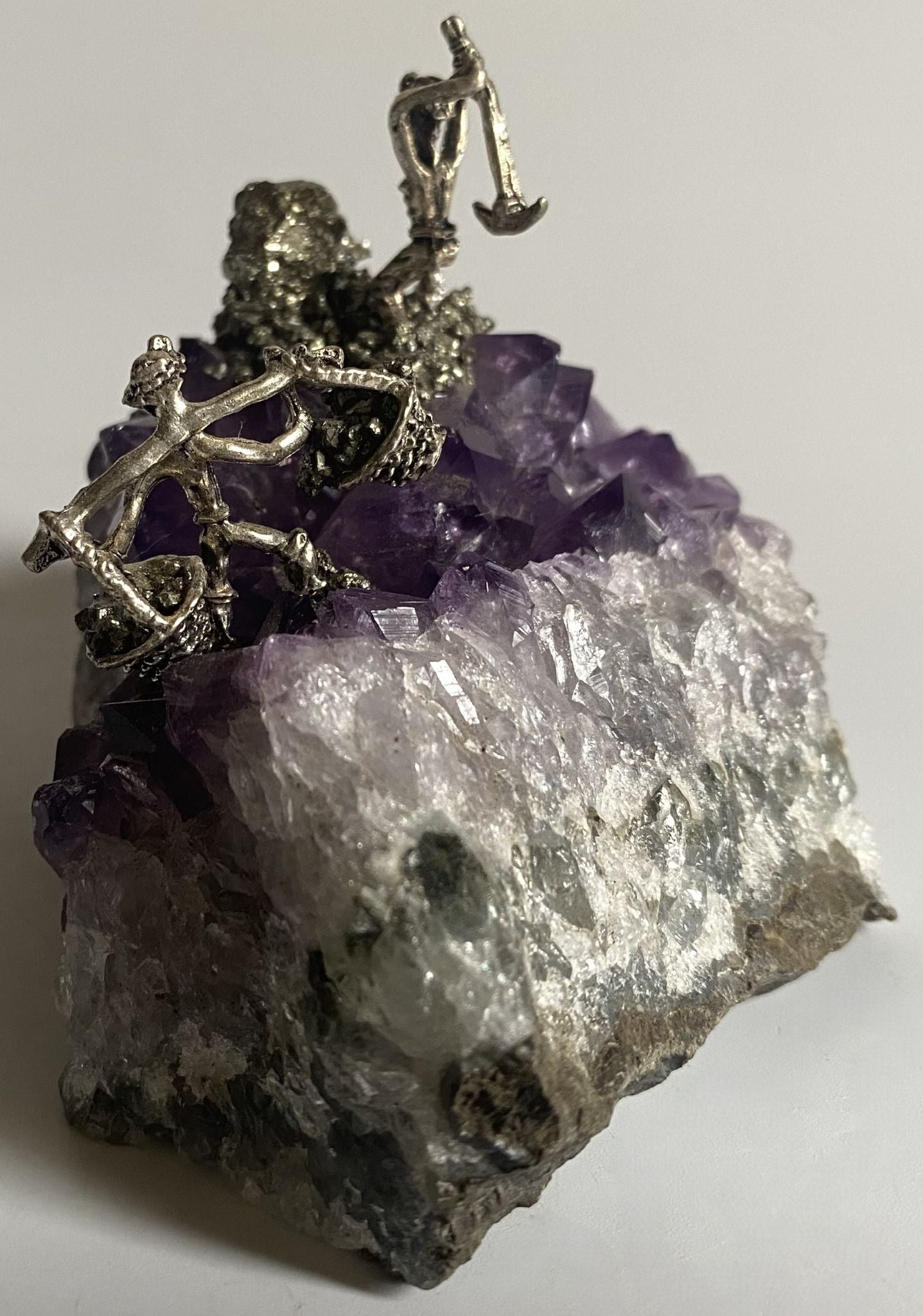 Geoda cu miniaturi de 11.3cm din cristal de ametist pe fundal alb