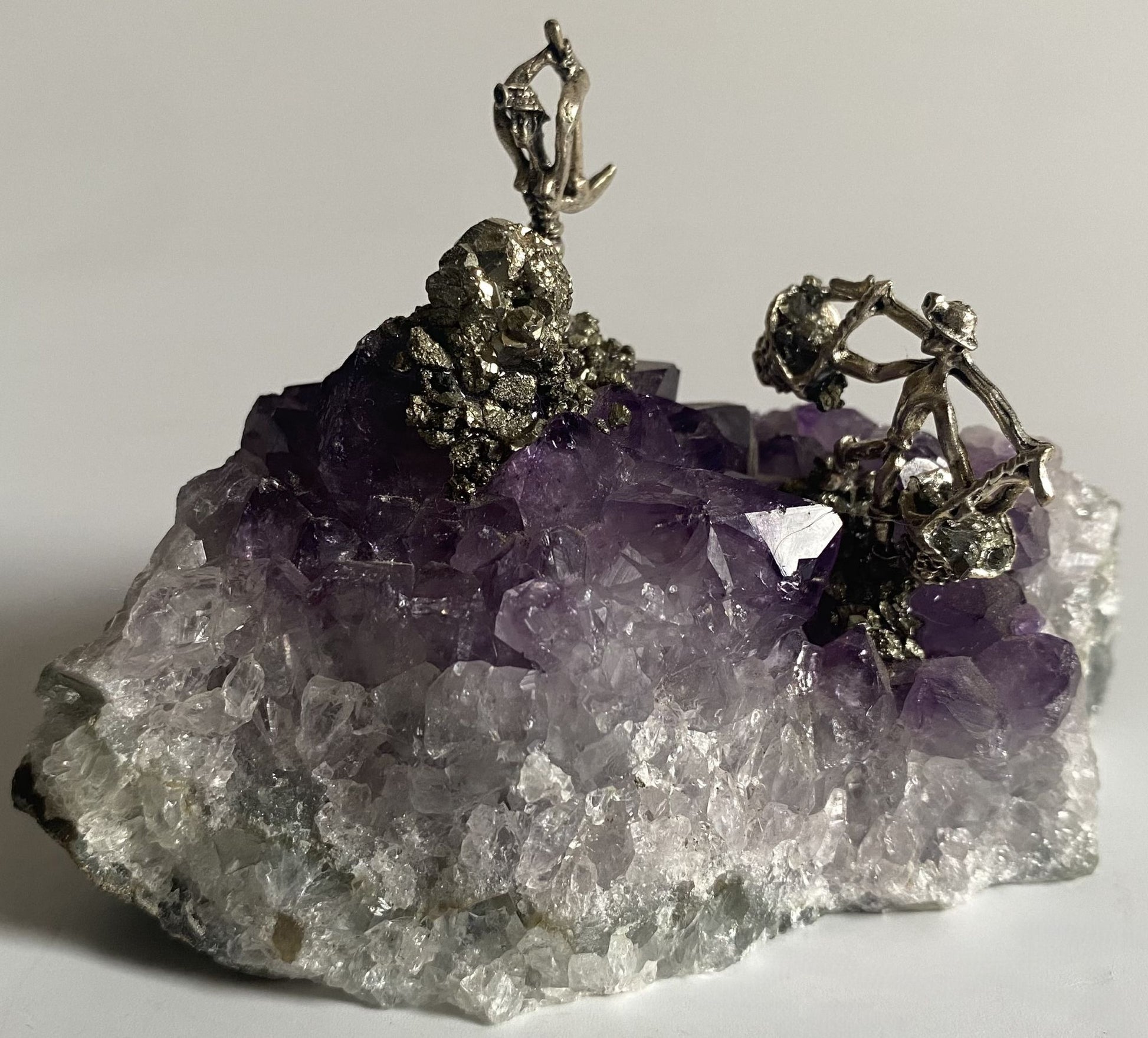 Geoda cu miniaturi decorativa de 11.3cm din piatra semipretioasa de ametist pe fundal alb