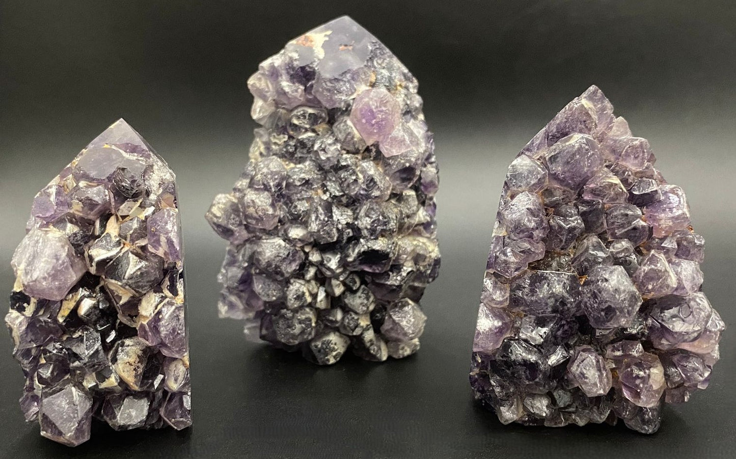 Set obeliscuri din piatra semipretioasa de geoda de ametist pe fundal negru