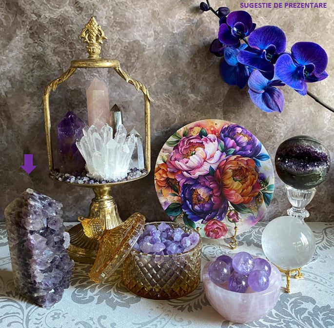 Decor cu cristale si minerale din ametist si cuart, cu tablou cu flori vintage si orhidee albastru indigo