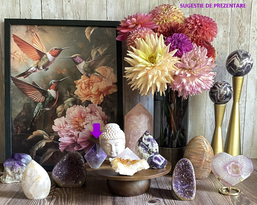 Decor cu obelisc din piatra semipretioasa de ametist cu vaza cu dalii