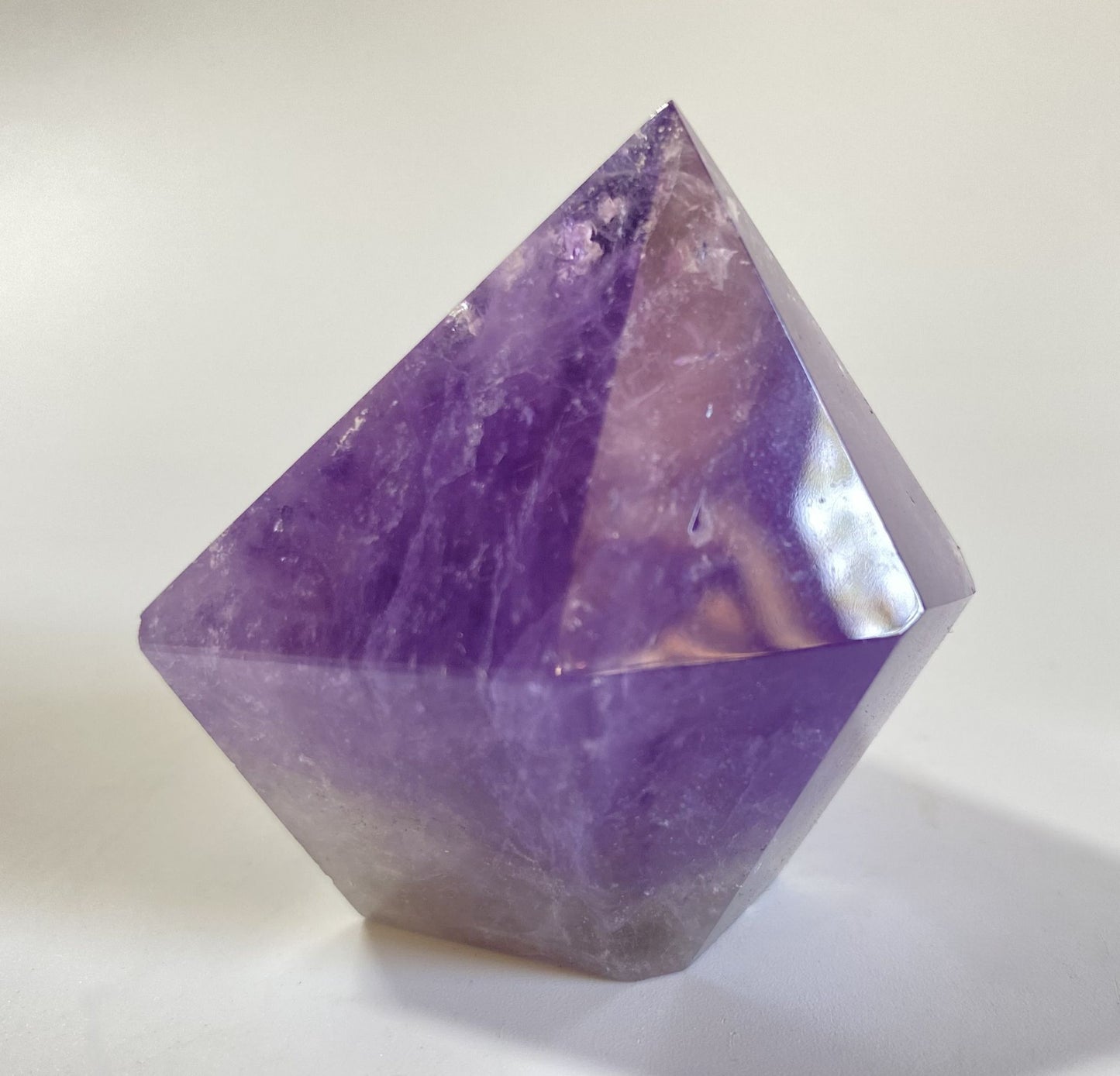 Obelisc din piatra semipretioasa de ametist pe fundal alb