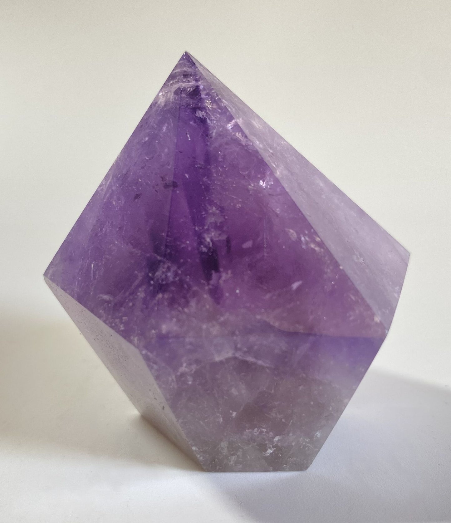 Obelisc de 5.6cm din piatra semipretioasa de ametist pe fundal alb