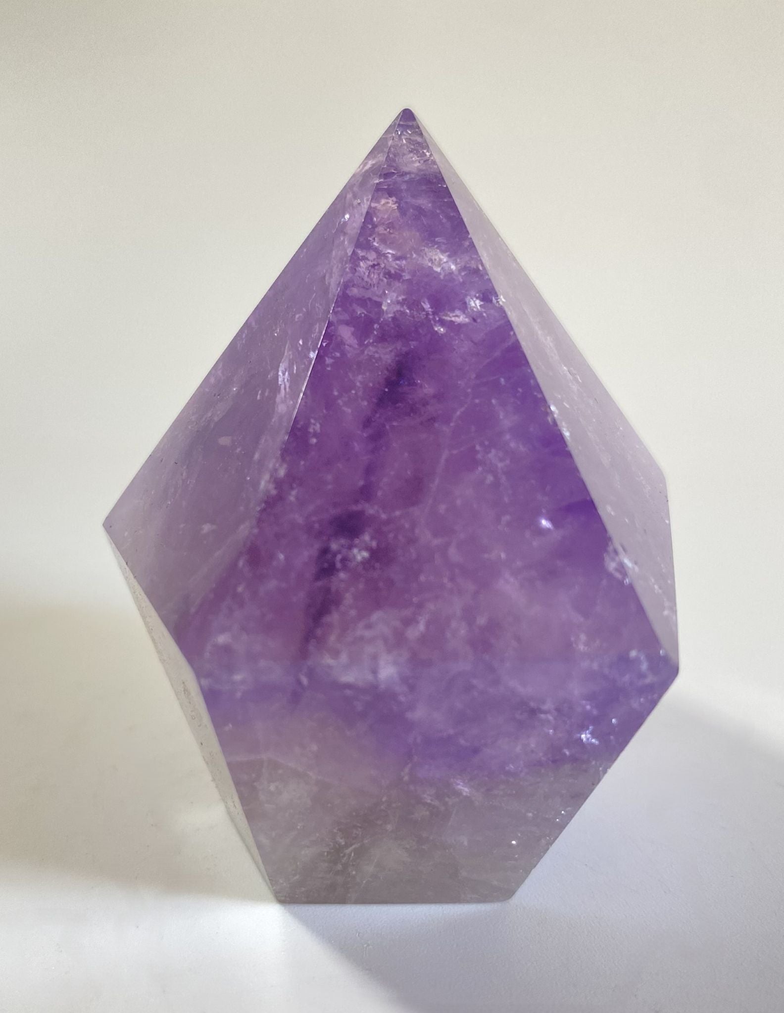 Obelisc de 5.6cm din cristal de ametist pe fundal alb