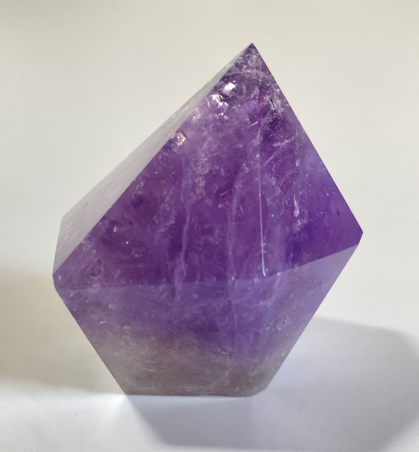 Obelisc decorativ de 5.6cm din piatra semipretioasa de ametist pe fundal alb