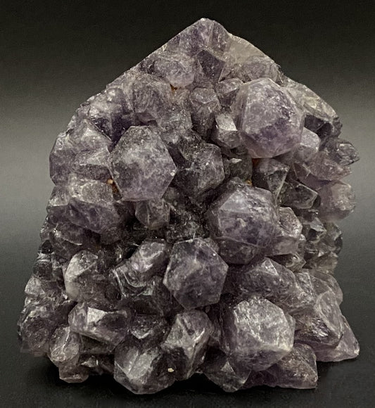 Obelisc din geoda de piatra semipretioasa de ametist pe fundal negru