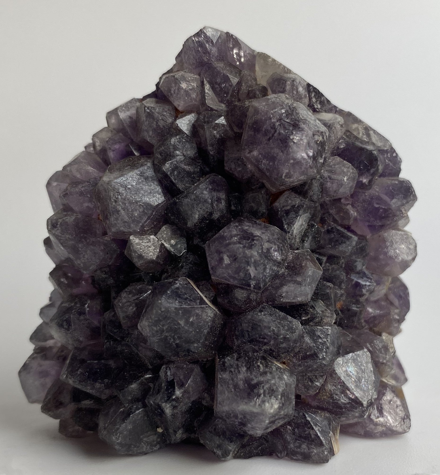 Obelisc din geoda de cristal de ametist pe fundal alb