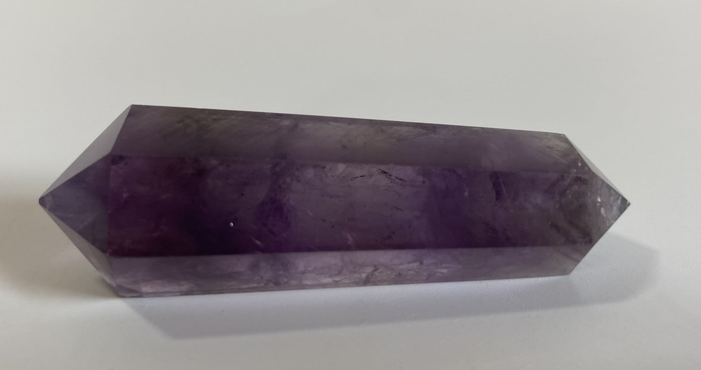 Obelisc cu varf dublu din cristal de ametist pe fundal alb