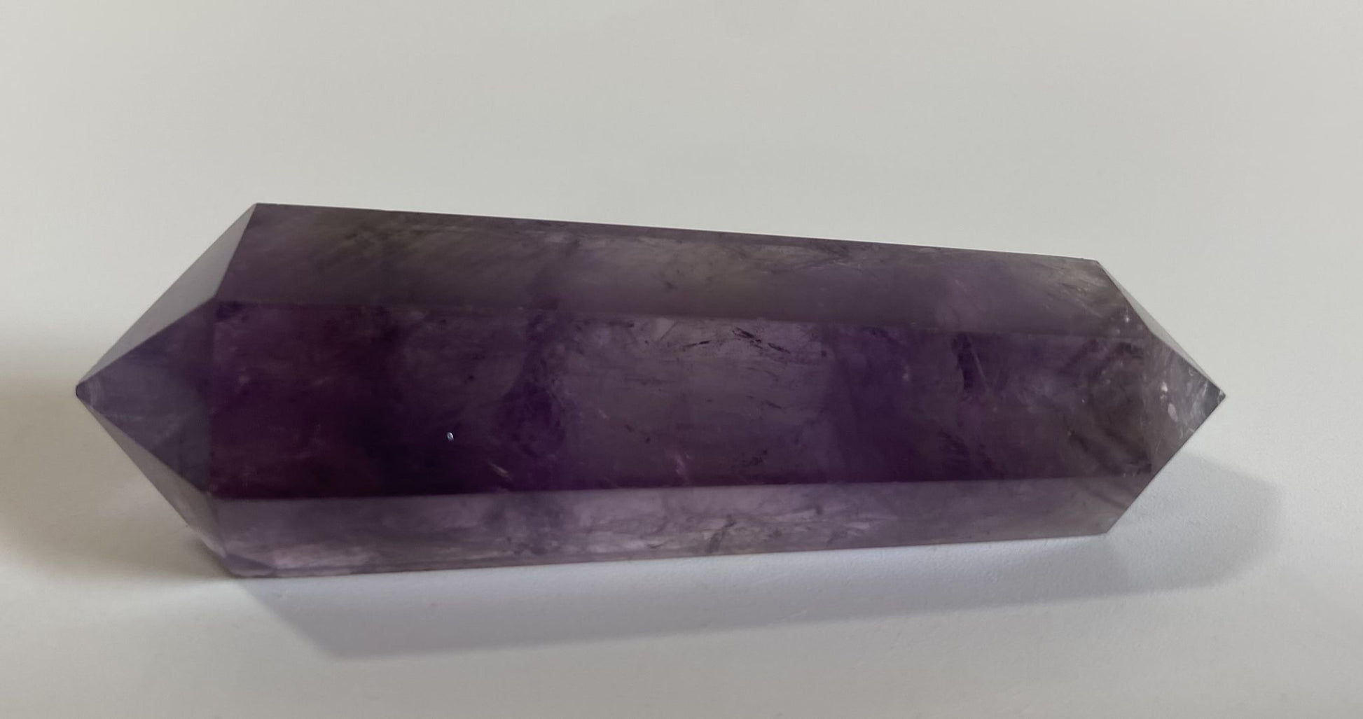 Obelisc cu varf dublu din cristal de ametist pe fundal alb