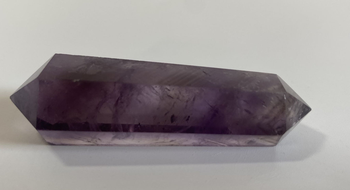 Obelisc de 6.8cm cu varf dublu din piatra semipretioasa de ametist pe fundal alb