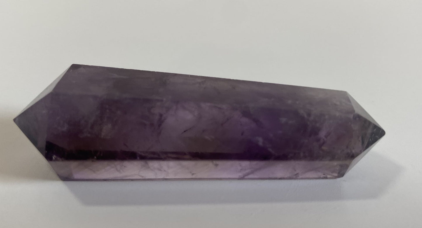 Obelisc de 6.8cm cu varf dublu din cristal de ametist pe fundal alb
