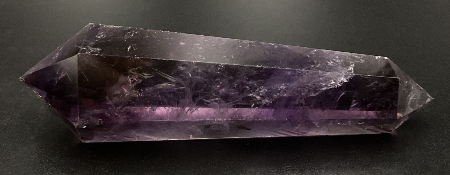 Obelisc cu varf dublu din piatra semipretioasa de ametist pe fundal negru