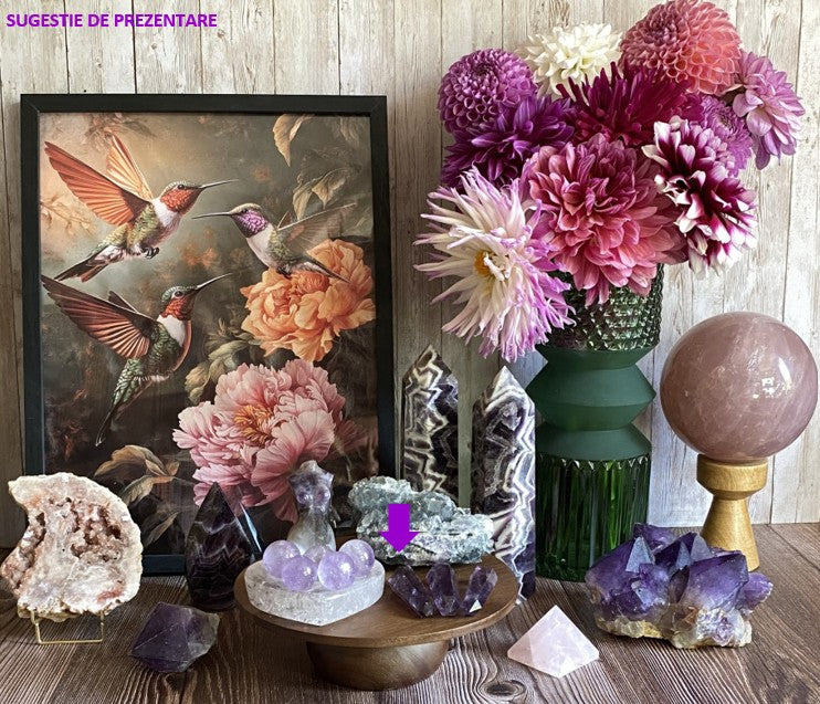 Decor cu obelisc cu varf dublu din piatra semipretioasa de ametist cu vaza cu dalii