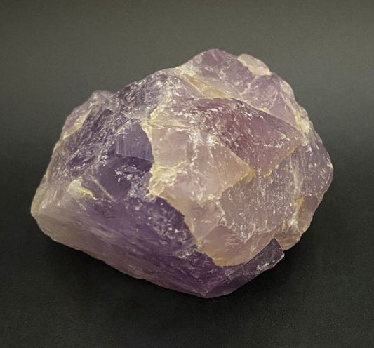 Piatra bruta din piatra semipretioasa de ametist pe fundal negru