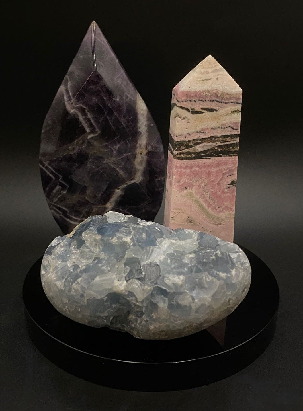 Set de cristale cu ametist chevron, celestina, rodocrozit peru si disc din obsidian pe fundal negru