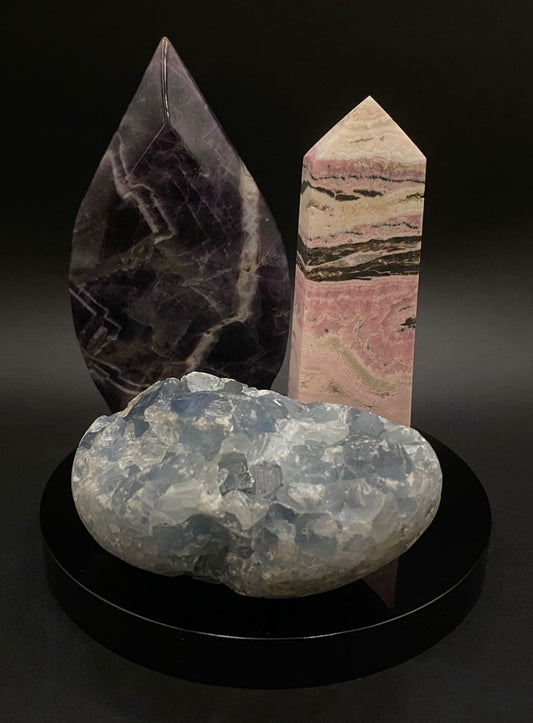 Set de cristale cu ametist chevron, celestina, rodocrozit peru si disc din obsidian pe fundal negru