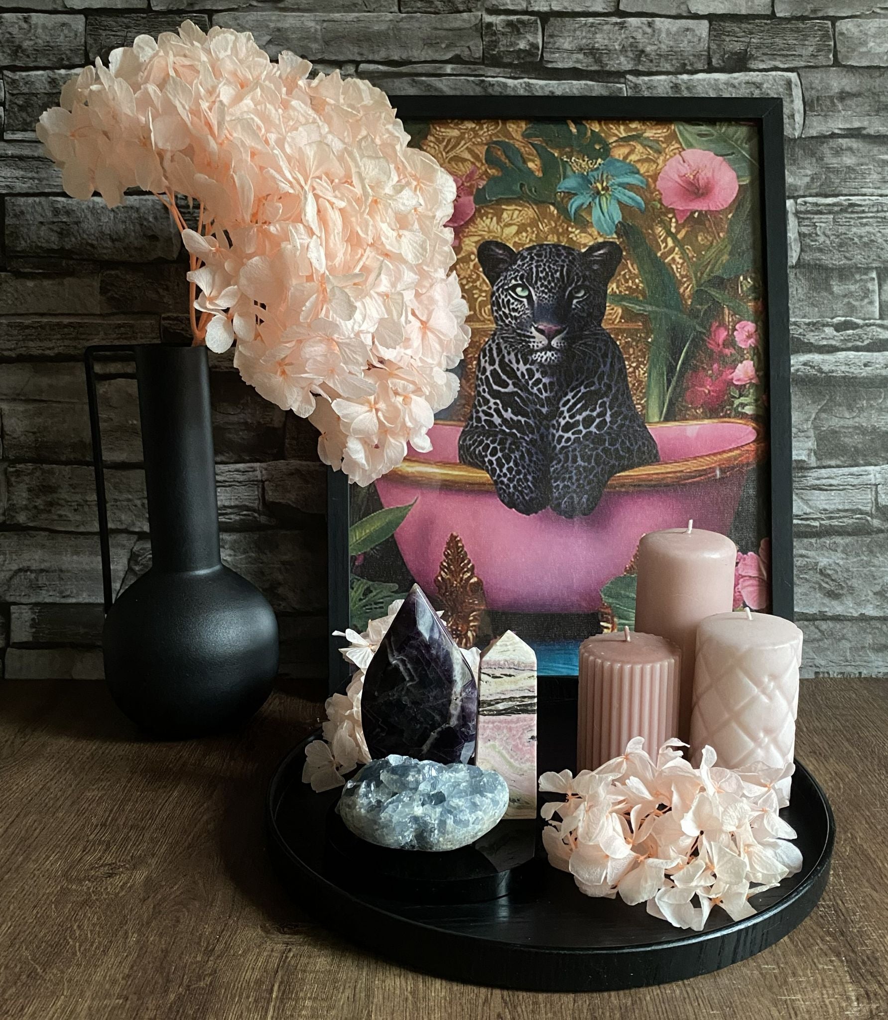 Decor cu set de cristale din ametist chevron, celestina, rodocrozit peru si disc din obsidian cu tablou si vaza cu hortensie