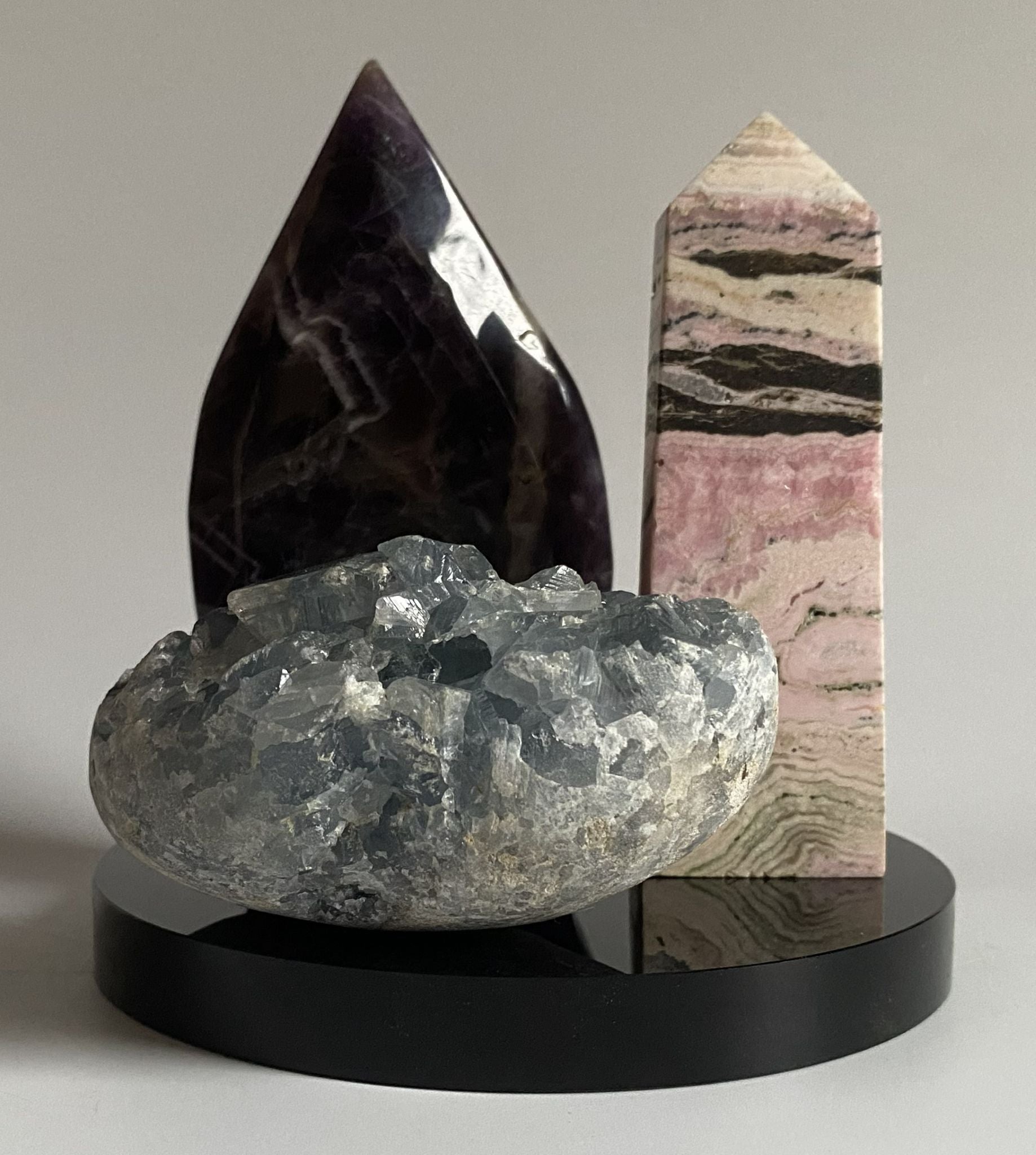 Set de cristale cu ametist chevron, celestina, rodocrozit peru si disc din obsidian pe fundal alb
