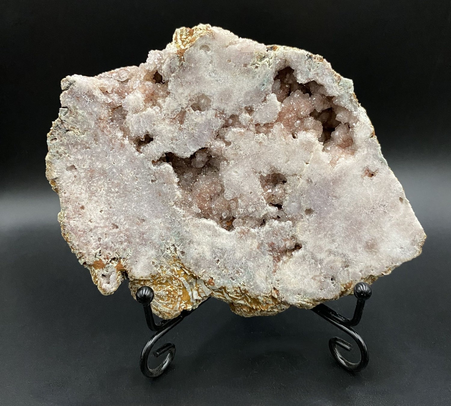 Felie geoda din piatra semipretioasa de ametist roz pe suport metalic cu fundal negru