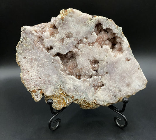 Felie geoda din piatra semipretioasa de ametist roz pe suport metalic cu fundal negru